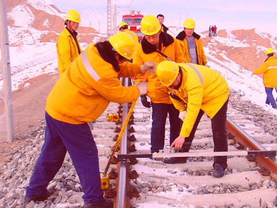 新疆烏鐵局奎屯工務段打響“清積雪 除隱患 防春融”保衛戰