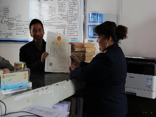 新疆伊吾縣工商局發放首張“二維碼”新版營業執照