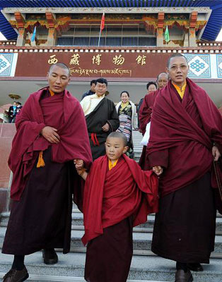 第六世德珠活佛坐床后第一次在拉薩禮佛、參觀