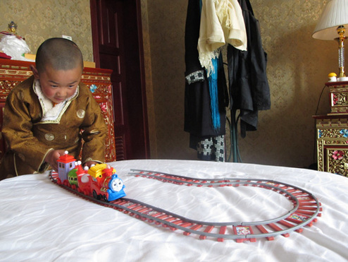 第六世德珠活佛坐床后第一次在拉薩禮佛、參觀