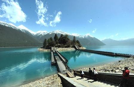 巴松錯湖光山色游人醉