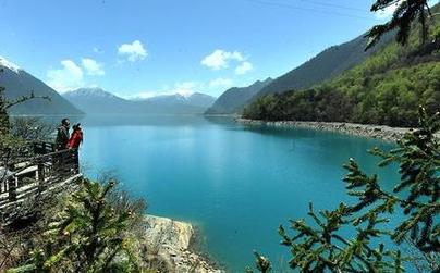 巴松錯湖光山色游人醉