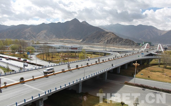 西藏天路見證公路發展 讓山不再高路不再遠