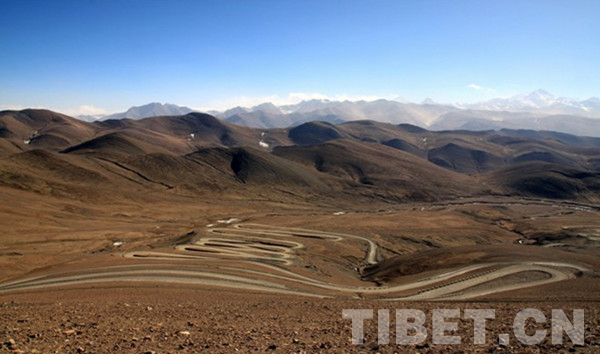 西藏天路見證公路發展 讓山不再高路不再遠