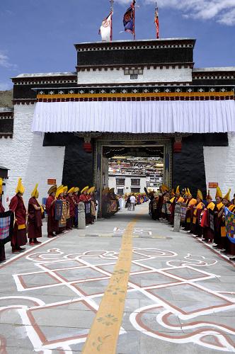 班禪活佛結(jié)束在拉薩的佛事、社會活動抵達日喀則