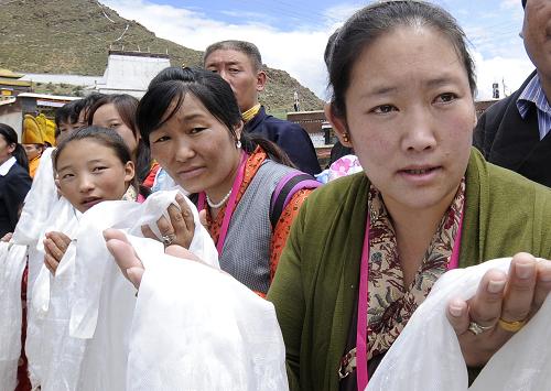 班禪活佛結(jié)束在拉薩的佛事、社會活動抵達日喀則