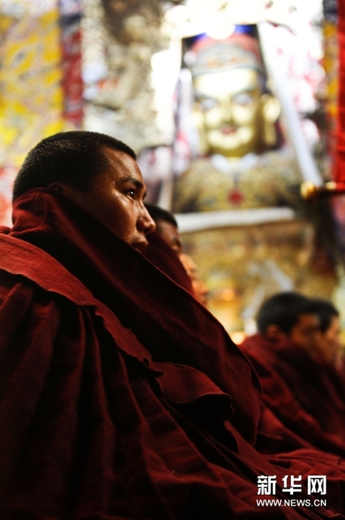 拉薩大昭寺僧人為雅安地震災區祈福