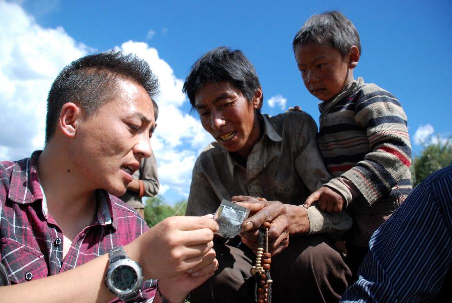 洛桑丹增：架起抗震救災(zāi)的語言橋梁