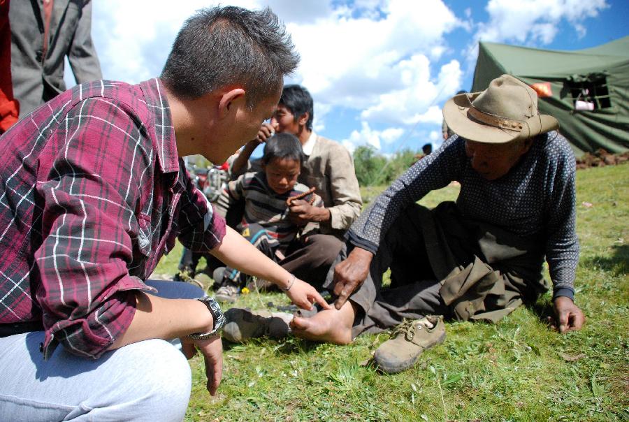 洛桑丹增：架起抗震救災的語言橋梁