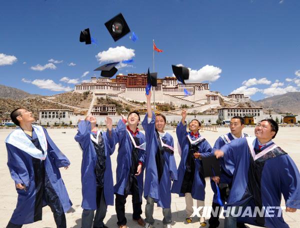 西藏各級各類學校達1696所