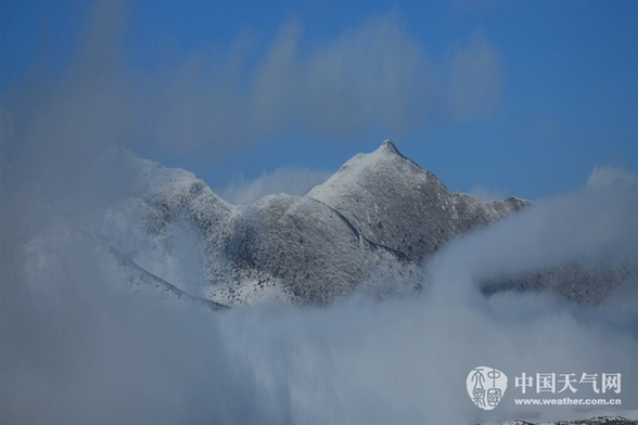 四川甘孜震后依然美 雪域銀裝如畫境