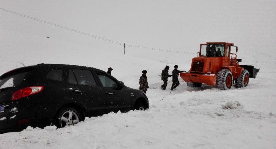 因暴雪斷通的新藏公路恢復暢通