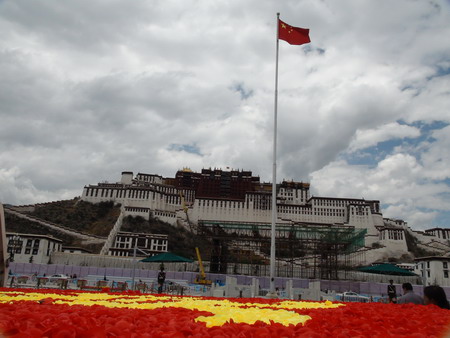 布達拉宮廣場換新裝 喜迎建黨90周年（組圖）