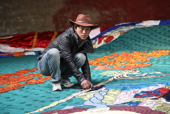 穿針引線，縫制信仰，為世界的安寧祈禱(圖)