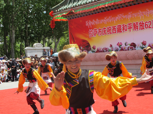 西藏各族群眾載歌載舞慶祝西藏和平解放62周年
