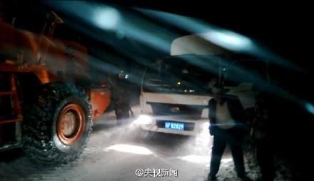 西藏219國道突降暴雪見度不足10米 73人被困
