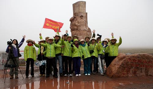 中央媒體“重走進藏路”青藏線記者團抵唐古拉山口