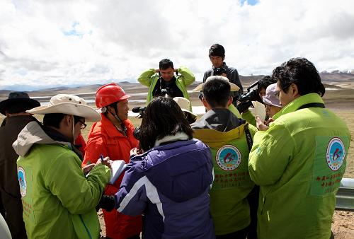 中央媒體“重走進藏路”青藏線記者團抵唐古拉山口