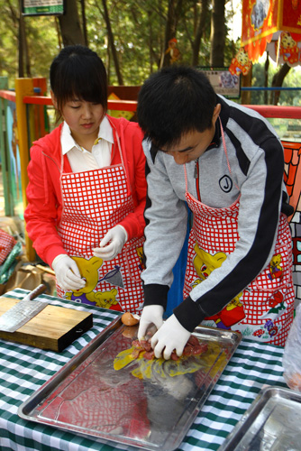 白虎認養儀式 虎寶寶很享福(圖)