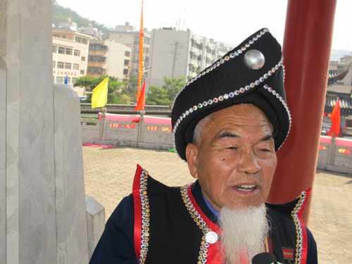 民族團(tuán)結(jié)誓詞碑簽名者60年后普洱聚首