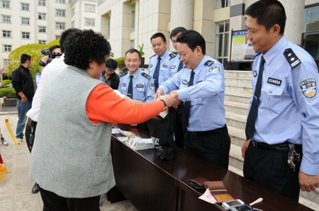 云南石屏縣公安局隆重舉行公開退贓大會