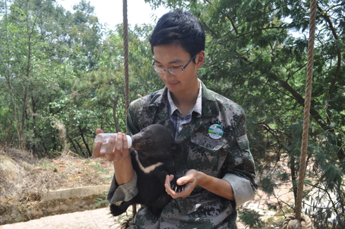 小熊被棄 人類奶爸用心呵護(hù)它