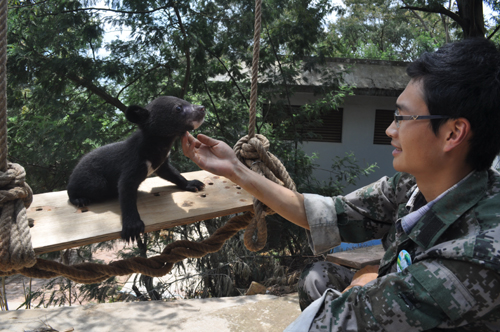 小熊被棄 人類奶爸用心呵護它