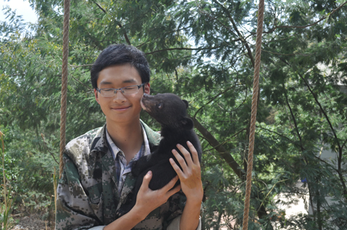 小熊被棄 人類奶爸用心呵護它