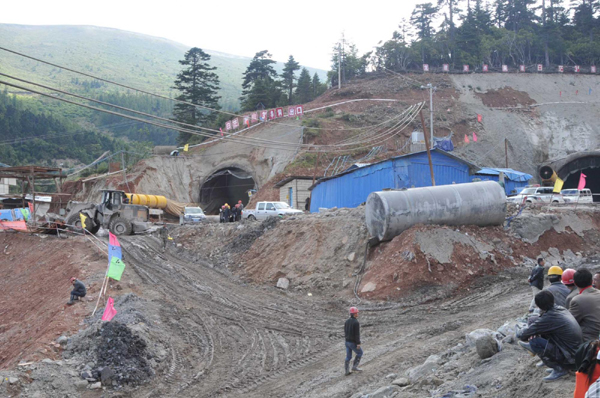 云南迪慶：坍塌隧道救援工作“多頭并進”