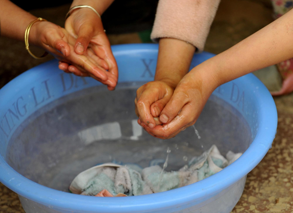 云南旱區小學校的“缺水生活”