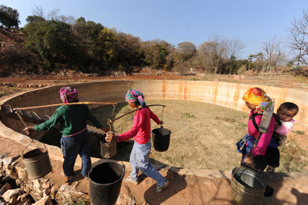 云南旱情:貧困彝村買水度日