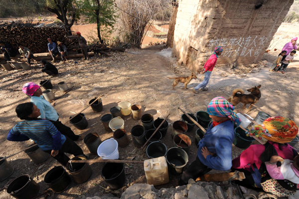云南旱情:貧困彝村買水度日