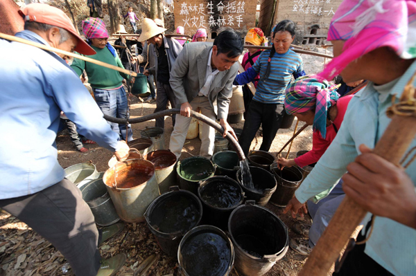 云南旱情:貧困彝村買水度日