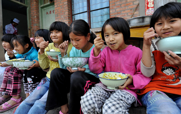 云南山區小學校的學生“營養餐”