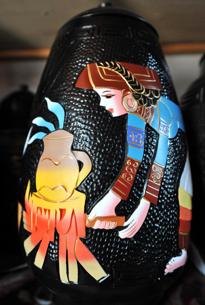 彝家女傳承古技藝 小黑陶開拓大市場