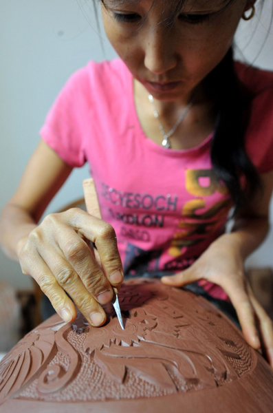 彝家女傳承古技藝 小黑陶開拓大市場