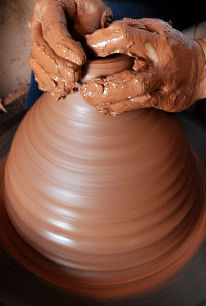 彝家女傳承古技藝 小黑陶開拓大市場