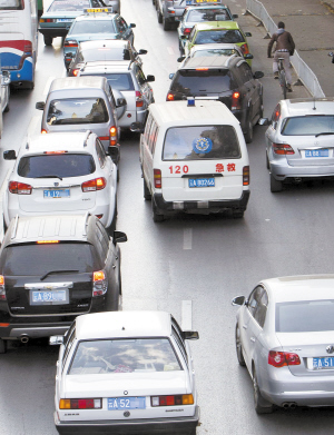 昆明救護車遇交通高峰:20分鐘車程要走1小時