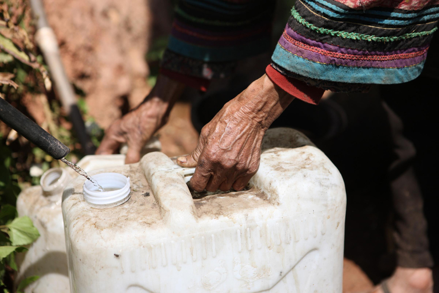 云南旱情:排隊接水 日食兩餐