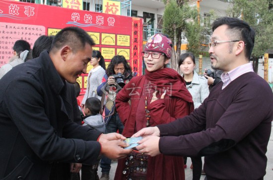 楊麗萍金飛豹邀請德馨學校孩子們看演出（組圖）