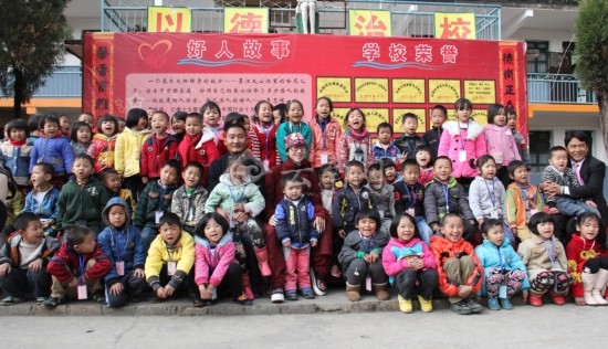 楊麗萍金飛豹邀請德馨學(xué)校孩子們看演出（組圖）