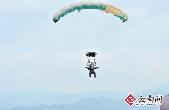 云南六旬老太勇敢一躍 創老年雙人跳傘“中國第一”