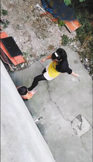 疑云南一女子踢打孩子被拍視頻網(wǎng)友稱要“人肉”她