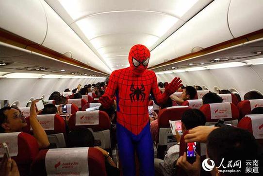 云南昆明：萬圣節空乘高空上演cosplay秀 圖