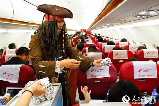 云南昆明:萬圣節空乘高空上演cosplay秀 圖