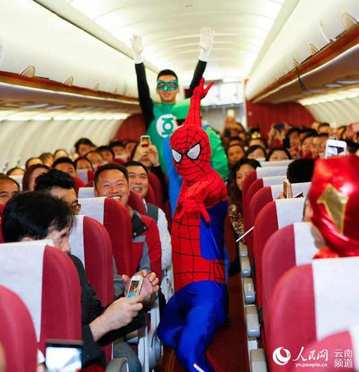 云南昆明:萬圣節空乘高空上演cosplay秀 圖