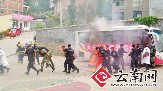 云南大關反暴恐演練:“暴恐分子”縱火砍人劫持人質