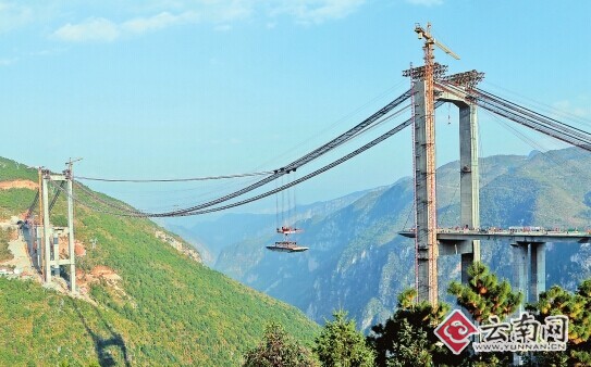 云南普宣高速普立特大橋昨起吊裝
