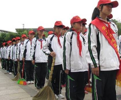 昆明關(guān)上開展“萬名志愿者進(jìn)社區(qū)清潔活動”