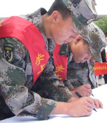 昆明關(guān)上開展“萬名志愿者進(jìn)社區(qū)清潔活動”